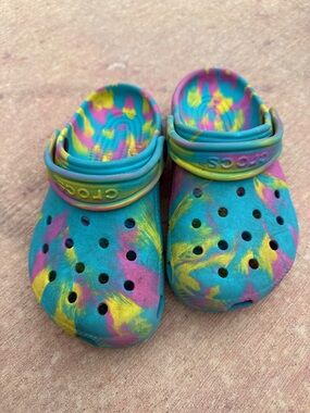CROCS Kids Tie-Dye Clog in Blue, Pink & Yellow